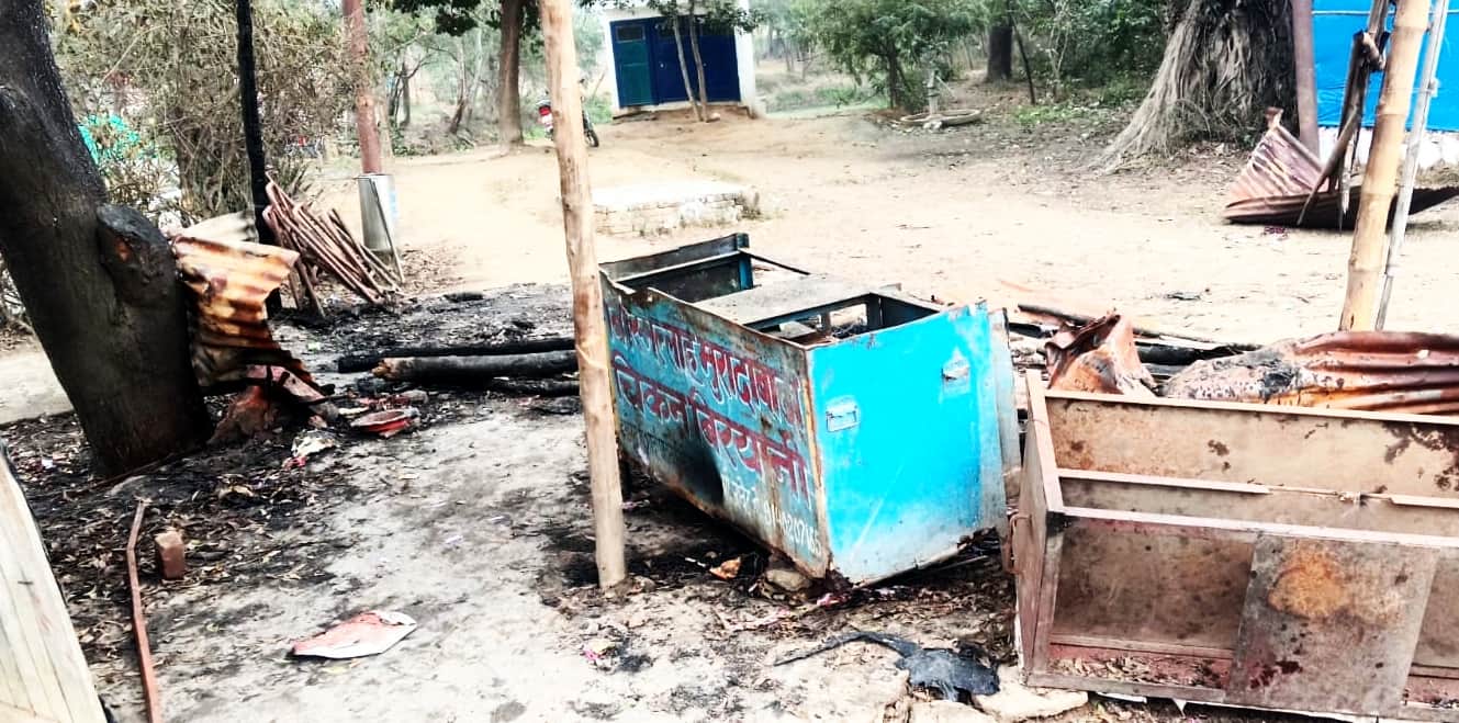 मीरानपुर कटरा में लखनऊ-दिल्ली हाईवे पर आग लगने से जला खोखा। संवाद