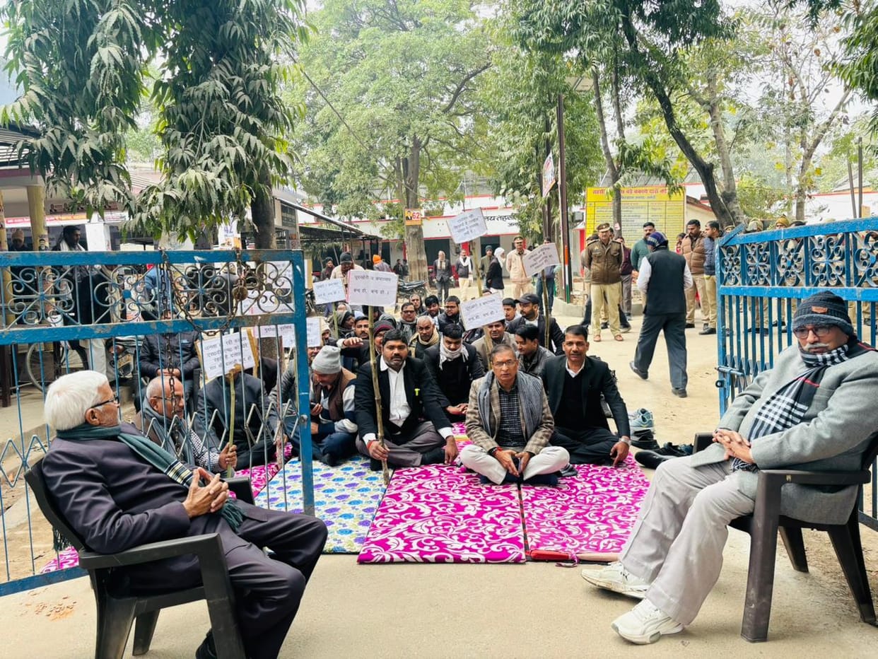 Lawyers staged a sit-in at the tehsil gate.