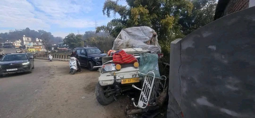 After colliding with a truck, a jeep loaded with wood hit a wall, two people injured.