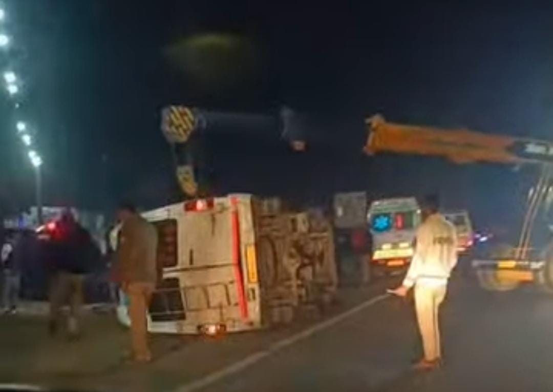 Bus carrying pilgrims from Nepal to Ayodhya overturns, five injured