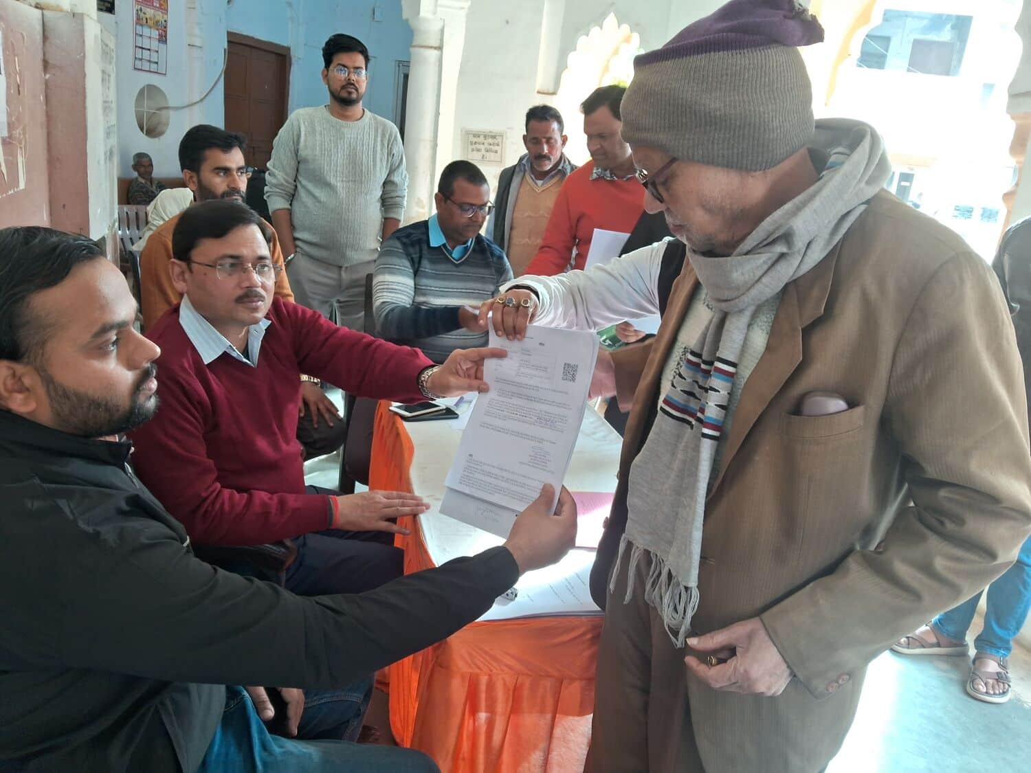 नगरपालिका में नोटिस का निस्तारण करने बैठे ईओ व अन्य अधिकारी। संवाद