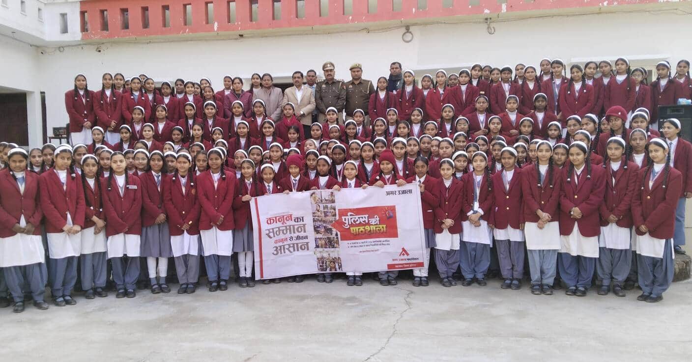 नजीबाबाद के मूलचंद एकेडमी में पुलिस की पाठशाला में प्रतिभाग करतीं छात्राएं। संवाद