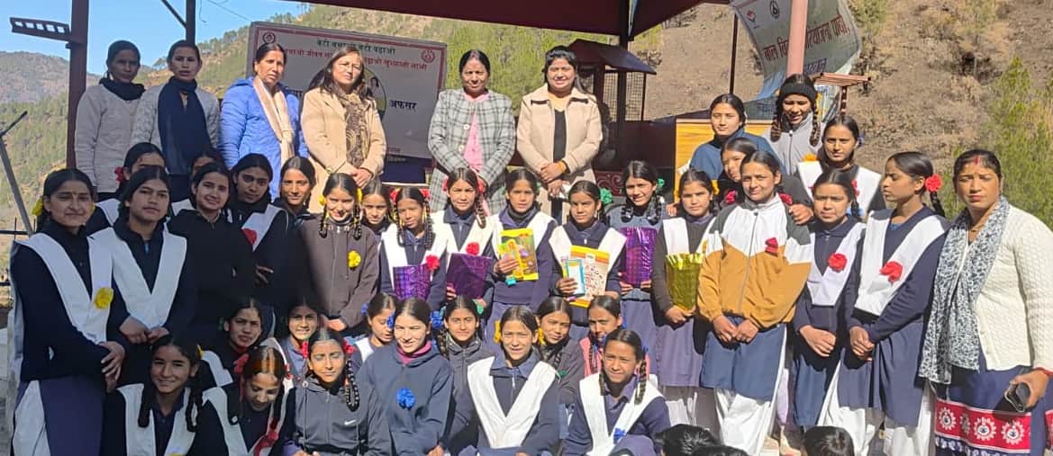 पाबौ के जीआईसी चोलोसैंण में आयोजित अफसर बिटिया कार्यक्रम में मौजूद छात्राएं व शिक्षाविद- स्रोत