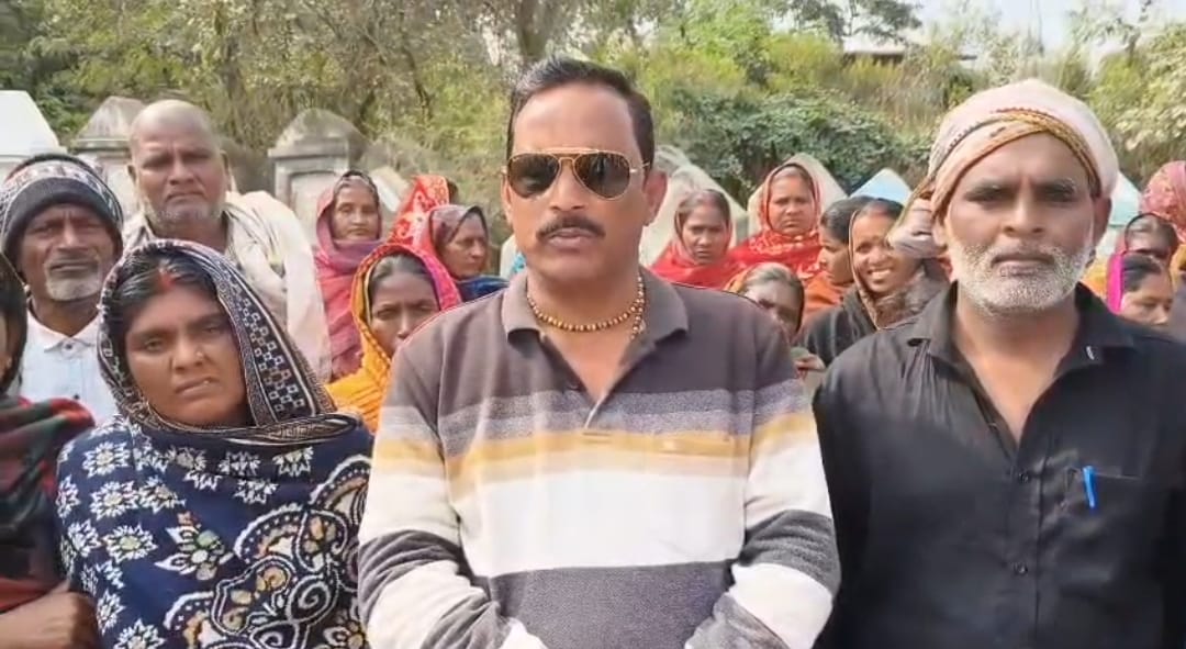 पंचायत के फैसले की घोषणा करते मुखिया