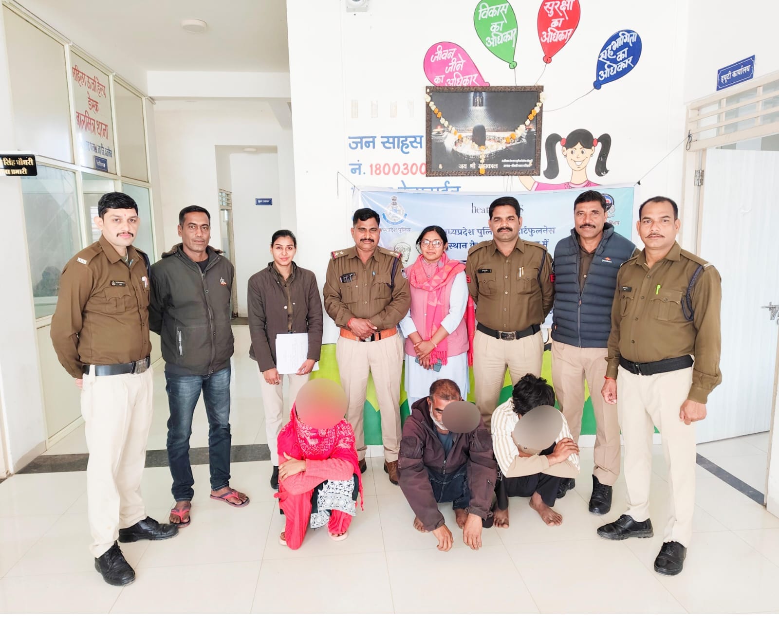 पुलिस गिरफ्त में आरोपी।