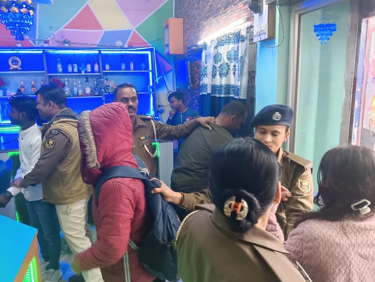 Bihar News: जमालपुर में ‘चाट चियर्स’ रेस्टोरेंट पर पुलिस का छापा, दो युवतियां व दो युवक हिरासत में