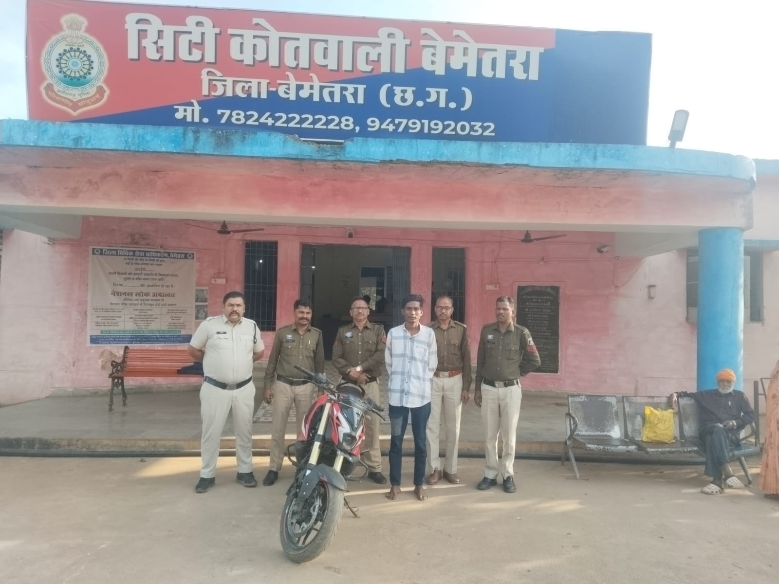 पुलिस ने आरोपी को गिरफ्तार कर लिया है