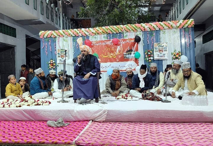 पीरखांपुर मदरसे में बरकाते रजा कांफ्रेंस को संबोधित करते मुफ्ती शमसुद्दीन।