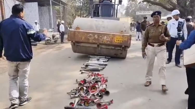 Jharkhand: ट्रैफिक पुलिस का बुलडोजर एक्शन! 250 मोडिफाइड साइलेंसर और प्रेशर हॉर्न चकनाचूर