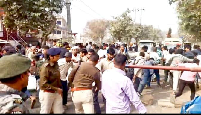 प्रदर्शन करते लोग