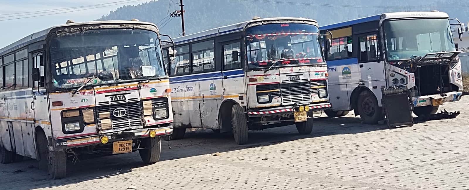 पिथौरागढ़ वर्कशॉप में खड़ी अपनी उम्र पार कर चुकीं बसें। संवाद