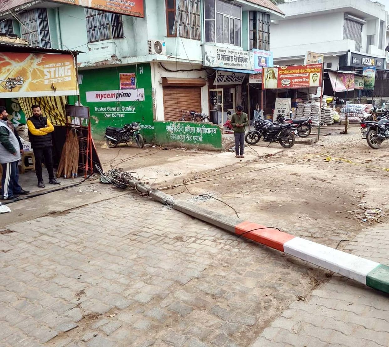 A power pole broke after being hit by a dump truck, disrupting electricity supply to a hundred houses.