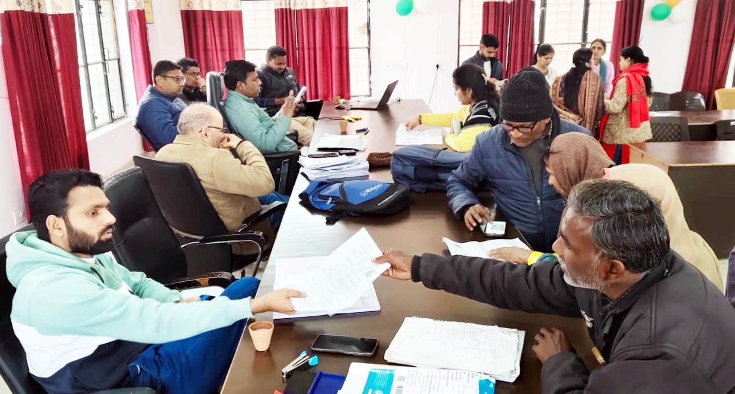 पुवायां तहसील स्थित एसआईआर के लिए बने कार्यालय में अभिलेख लेकर पहुंचे लोग। संवाद