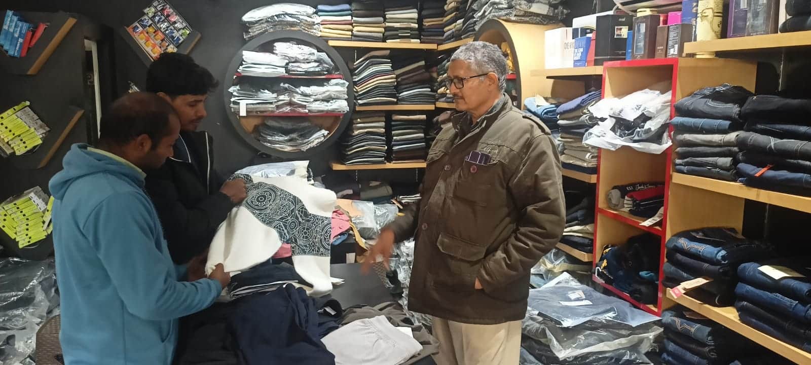 राघव नगर के एक शोरूम में ऊनी कपड़ा पसंद करते ग्राहक, फोटो संवाद