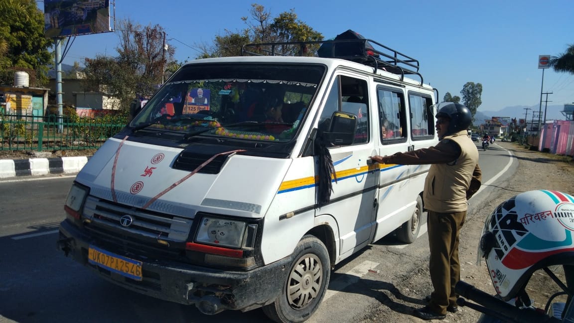 30 children on 14 seats, overloaded vehicle caught