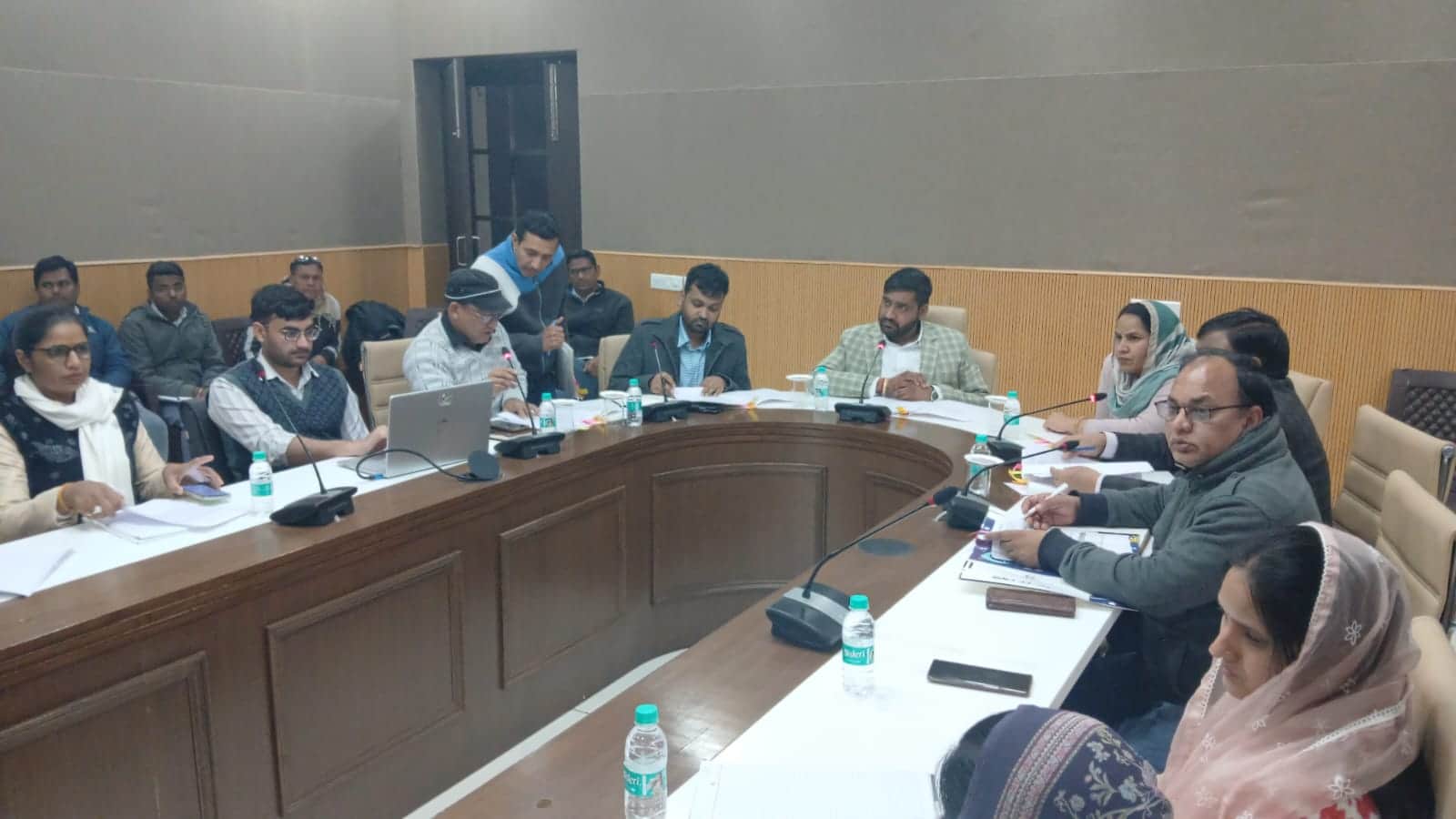 रेस्ट हाउस में जिला परिषद की बैठक लेते चेयरमैन मनोज कुमार। संवाद