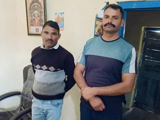 रिश्वत लेते गिरफ्तार छोटी सरवा चौकी के कांस्टेबल और हेड कांस्टेबल।