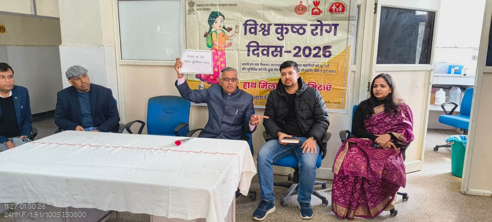 रेवाड़ी। नागरिक अस्पताल में कुष्ठ रोगों के बारे में जानकारी देते प्रधान चिकित्सा अधिकारी डॉक्टर