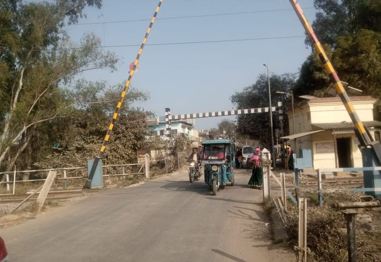 Laxmanpur railway crossing will remain closed for 36 hours for repair work.