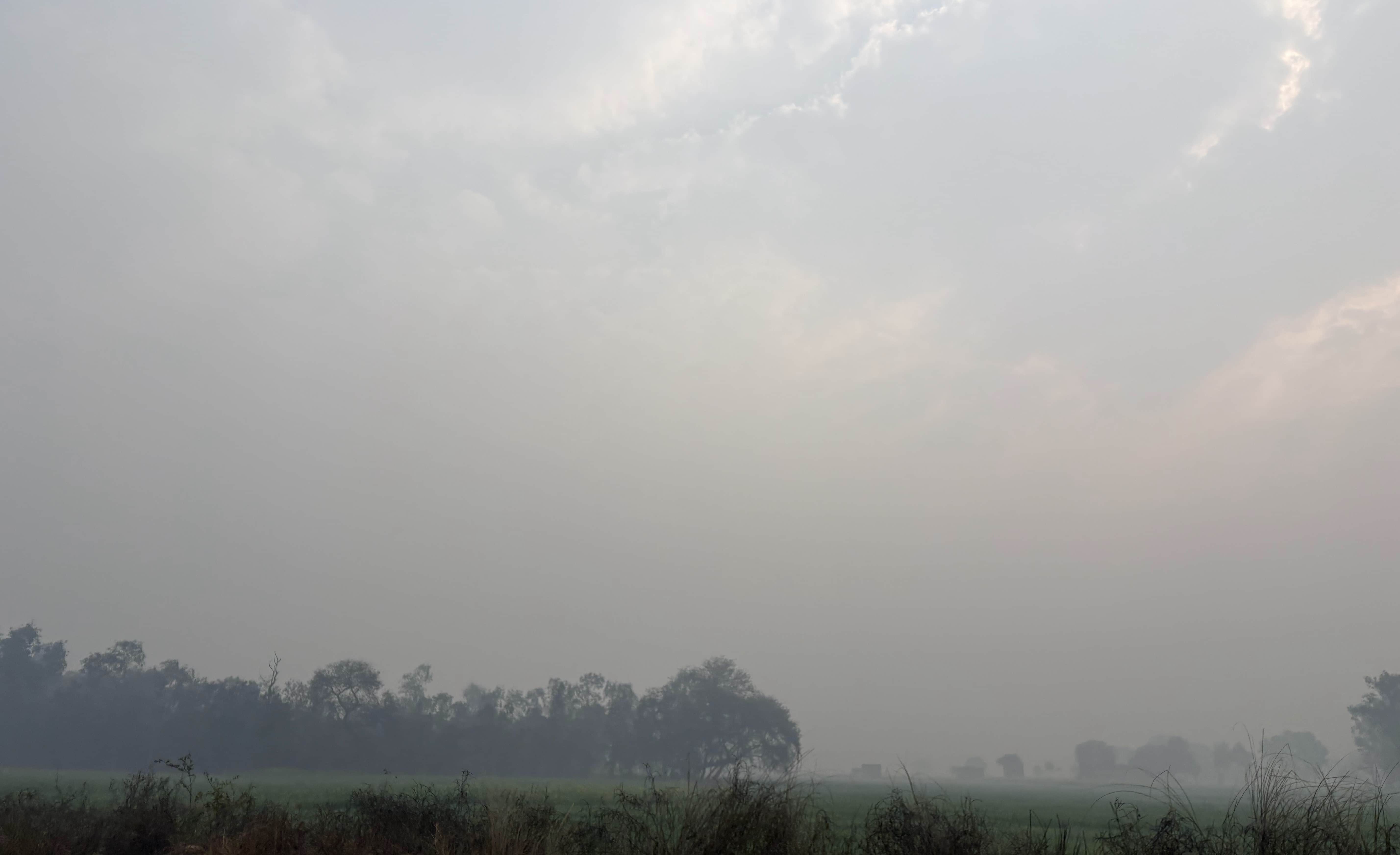 सुबह के समय आसमान में छाए बादल। संवाद