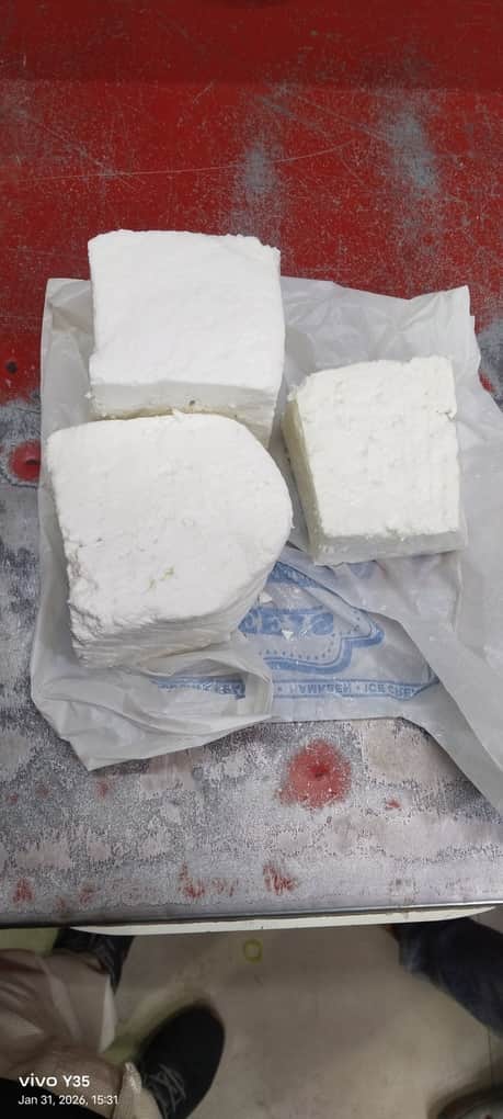 सलेमपुर की एक दुकान में रखा पनीर। संवाद