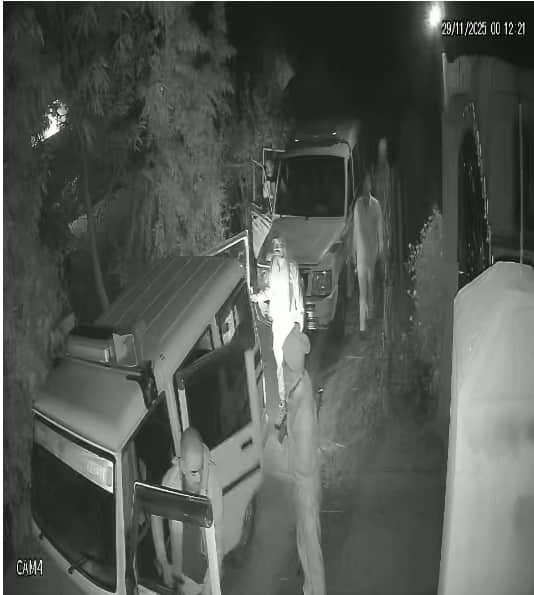 सीसीटीवी में कैद पुलिसकर्मियों की करतूत।