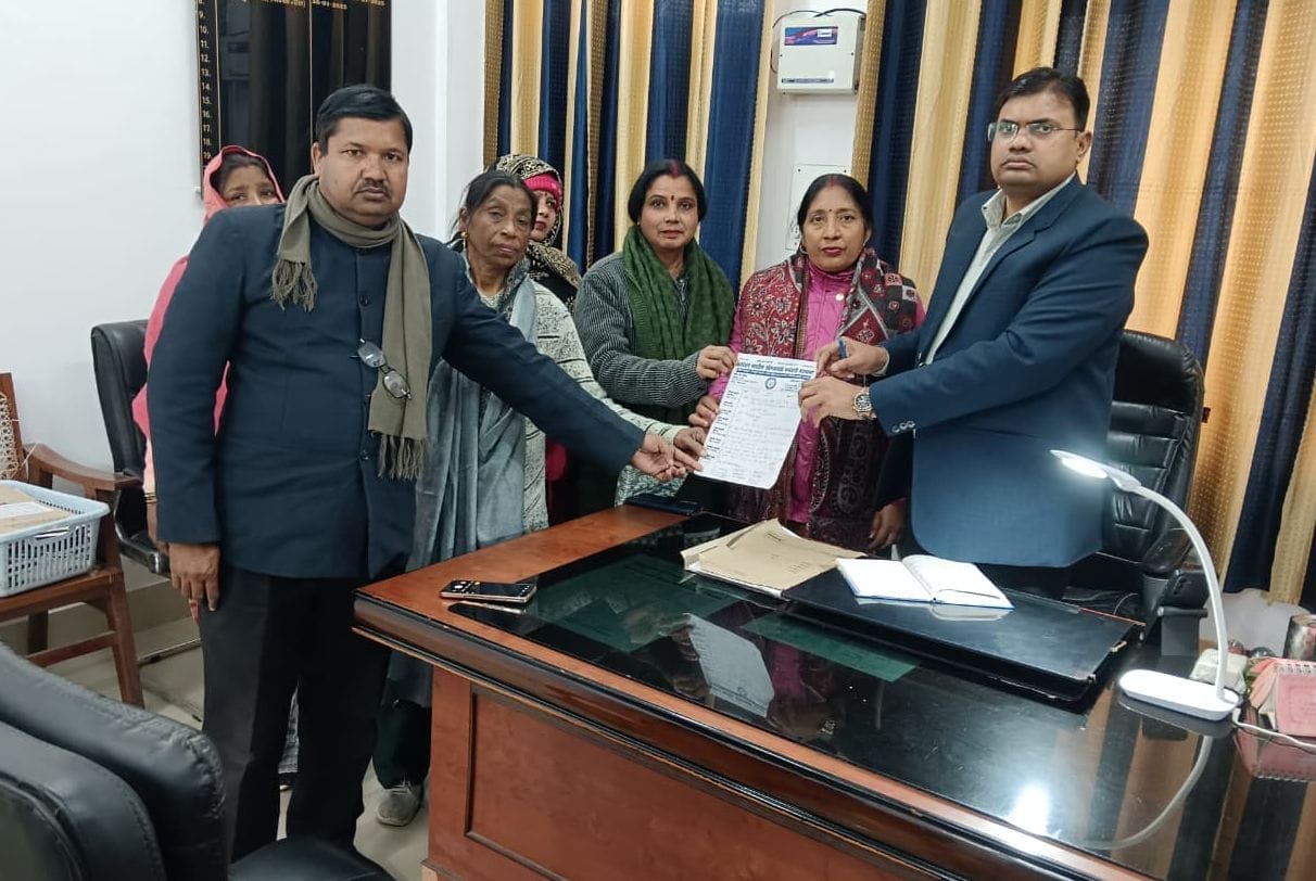 Anganwadi workers submitted a memorandum to the City Magistrate.