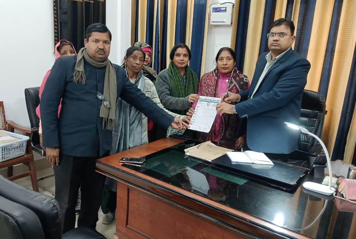 सिटी मजिस्ट्रेट को ज्ञापन देती आंगनबाड़ी कार्यकर्ता। स्त्रोत स्वंय