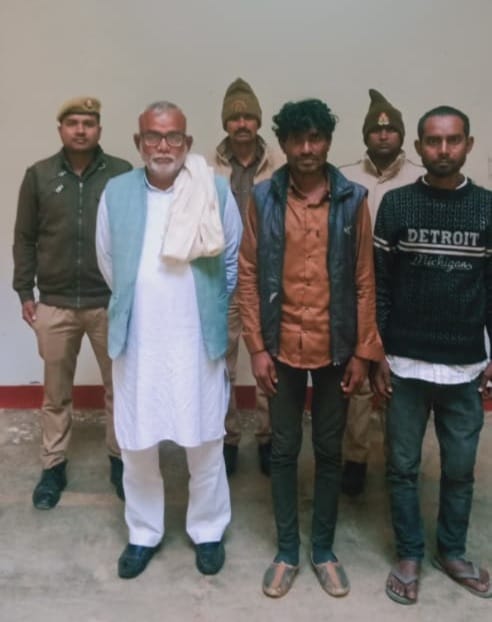 Three people including the district president of Apna Dal Kamerawadi were arrested on charges of cattle smuggling.