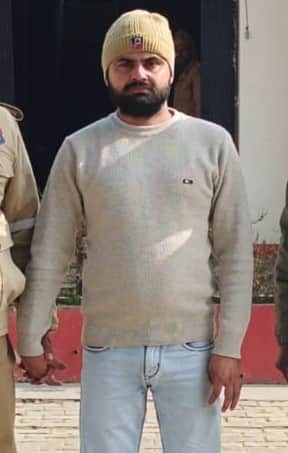 सिंधौली पुलिस की गिरफ्त में आरोपी आरिफ। स्रोत: पुलिस