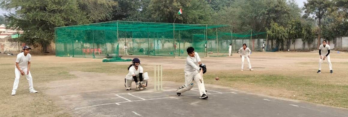 शाह क्लब के मैदान पर शहीद कप महिला क्रिकेट टूर्नामेंट में शॉट लगाती अंशिका। संवाद