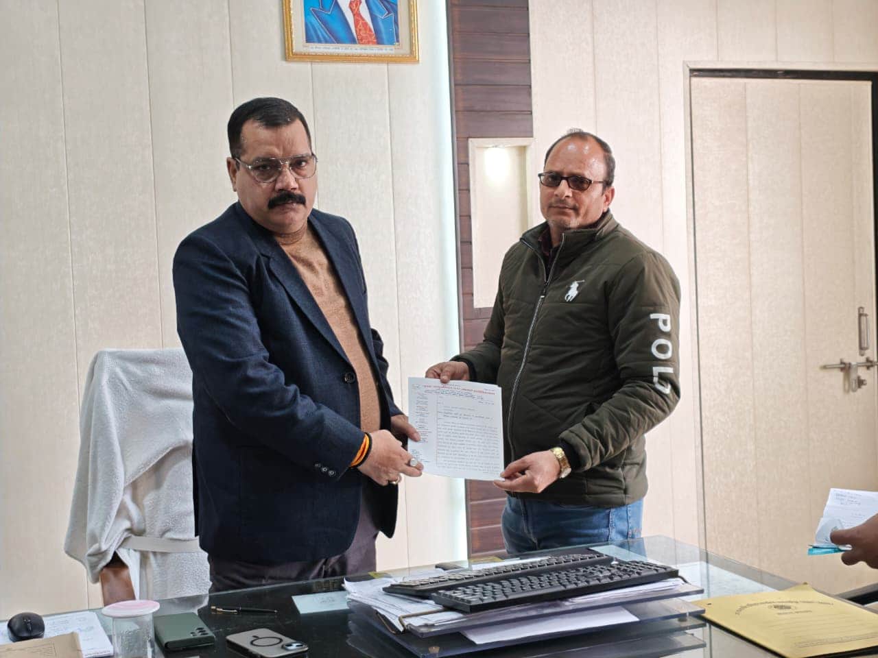 शाहजहांपुर में एआरटीओ प्रशासन को ज्ञापन देते अनुबंधित बस ओनर्स एसोसिएशन के महासचिव निर्निमेष श