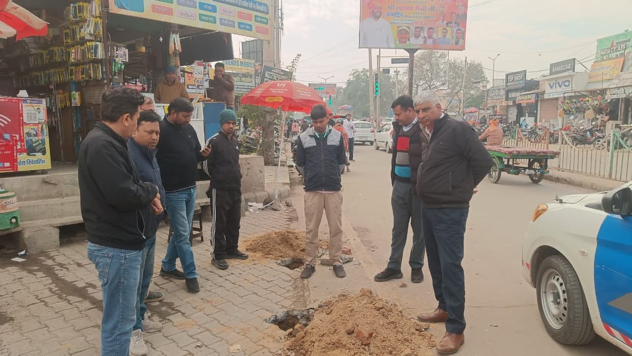 Barriers were put up to prevent entry of four-wheelers into the mobile market