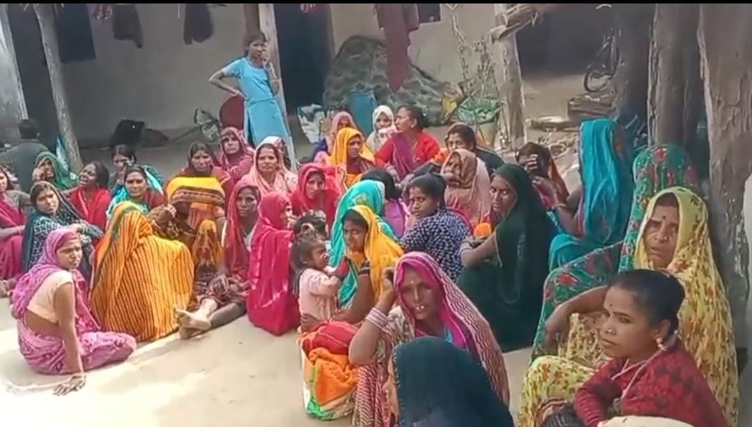 शव के इंतज़ार में परिजन।