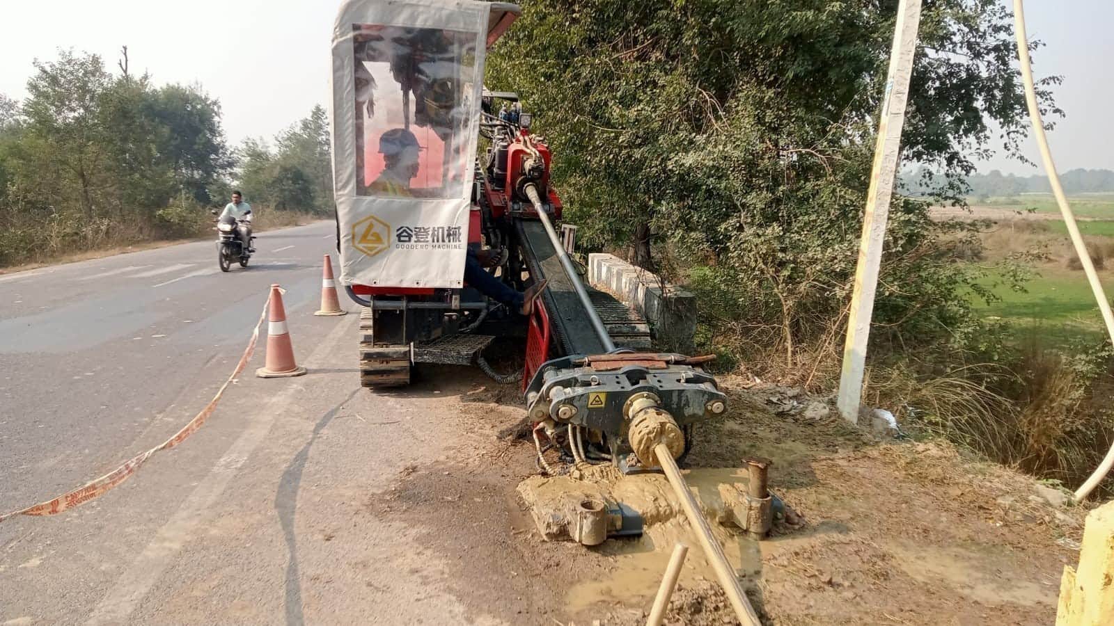 तुलसीपुर में मशीन से डाली जा ही फाइबर केबल। संवाद