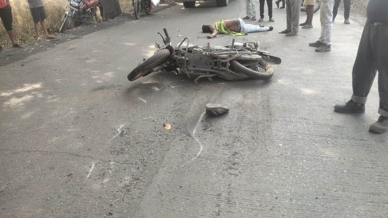 ट्रेलर की चपेट में आने से युवक की मौत