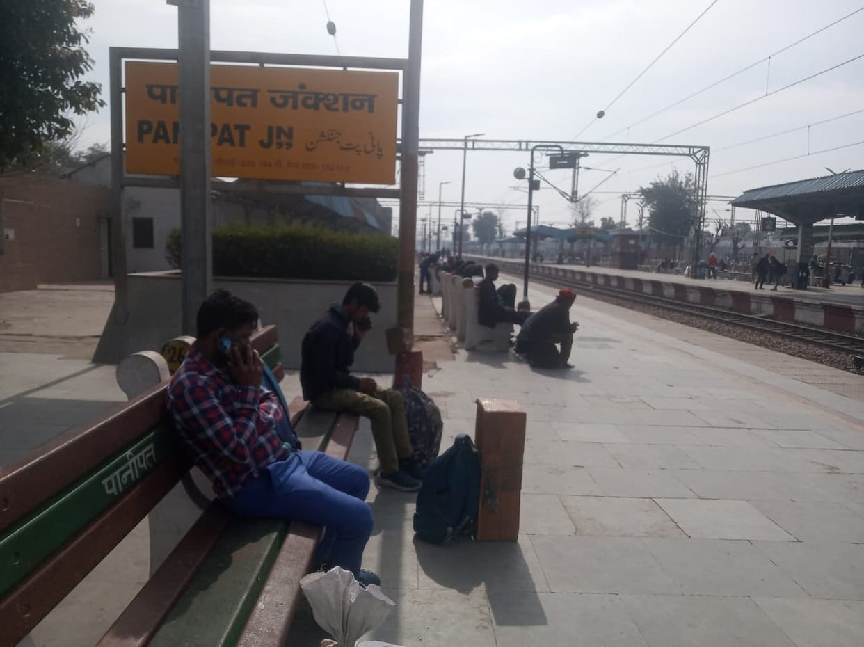 Unchahar Express arrived five and a quarter hours late, passengers upset
