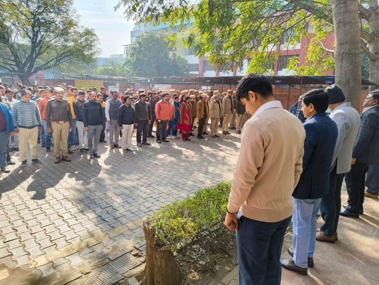 दो मिनट का मौन रखकर नमन करते अधिकारी व कर्मचारी। स्रोत : प्रशासन