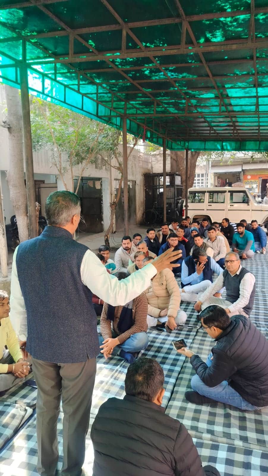 दी रेवेन्यू पटवार एवं कानूनगो एसोसिएशन हरियाणा के राज्य प्रधान रोहतक में धरने को संबोधित करते 