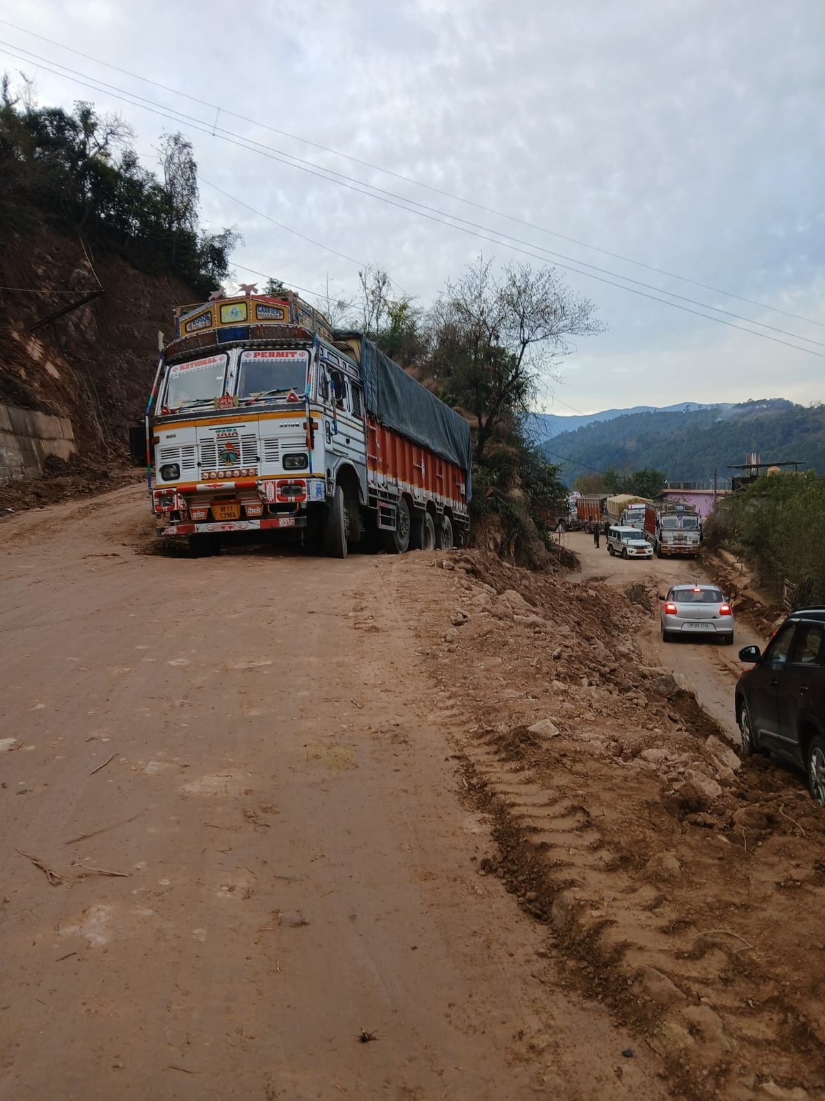 Truck stuck on four lane near Pali hospital, highway remained closed for one and half hours