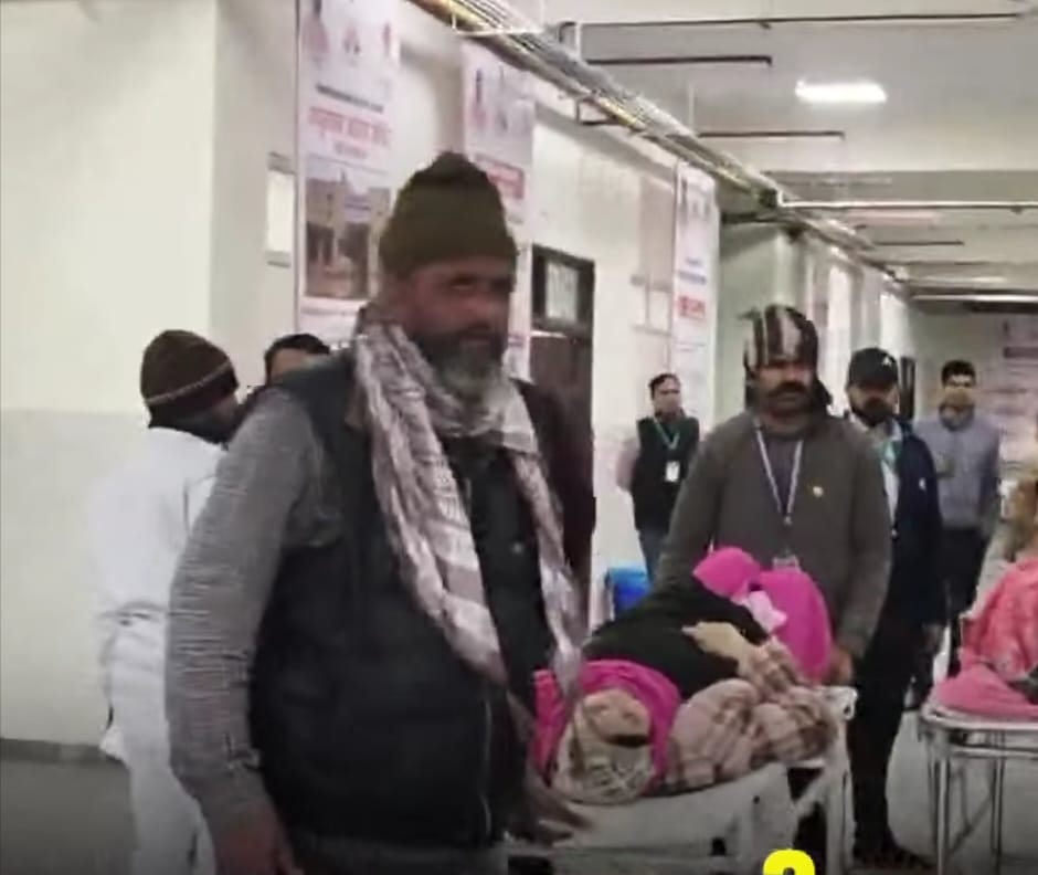 दौसा घायलों को अस्पताल ले जाती एंबुलेंस