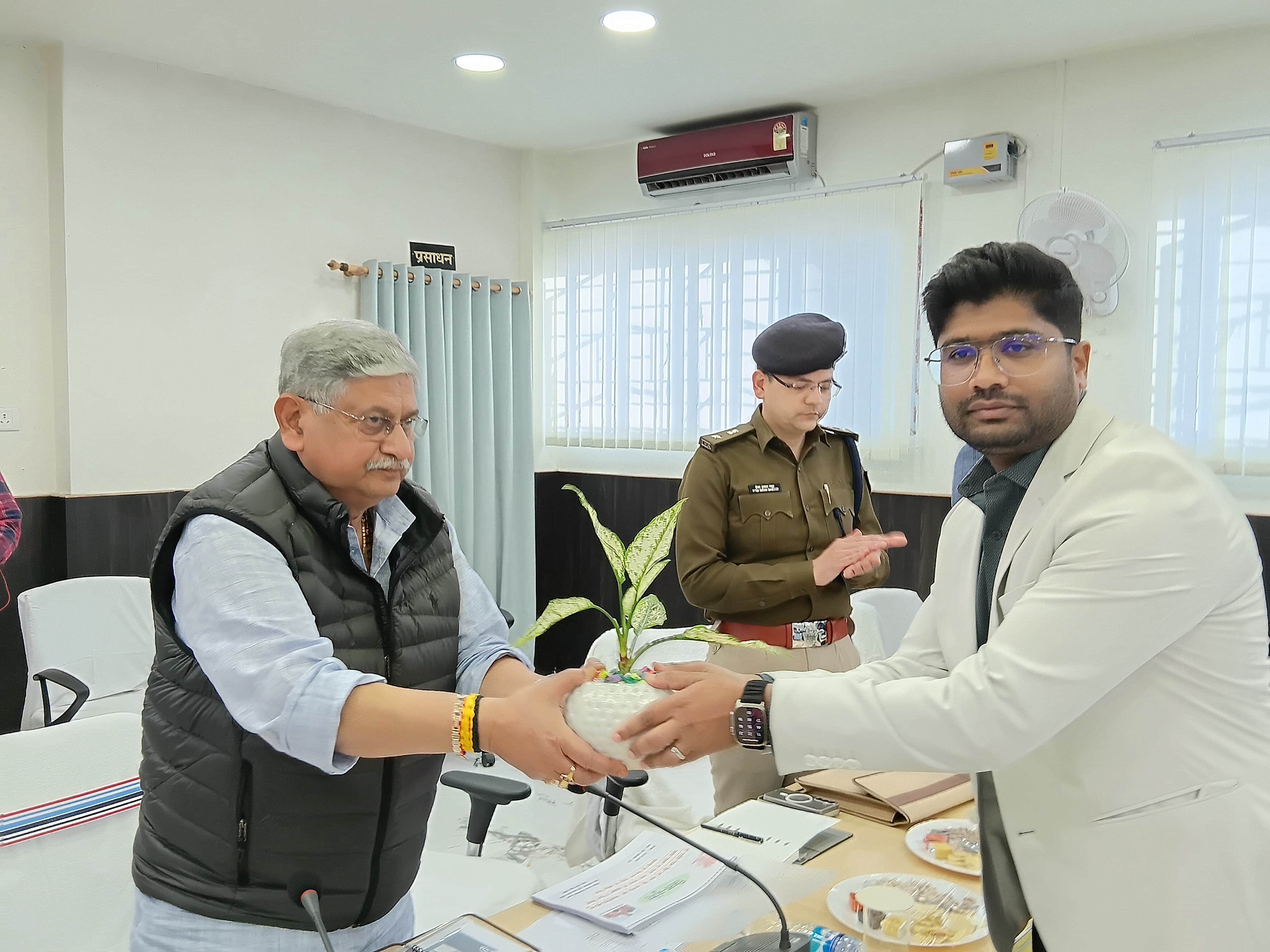 दिशा की बैठक में पहुंचे केंद्रीय मंत्री ललन सिंह।