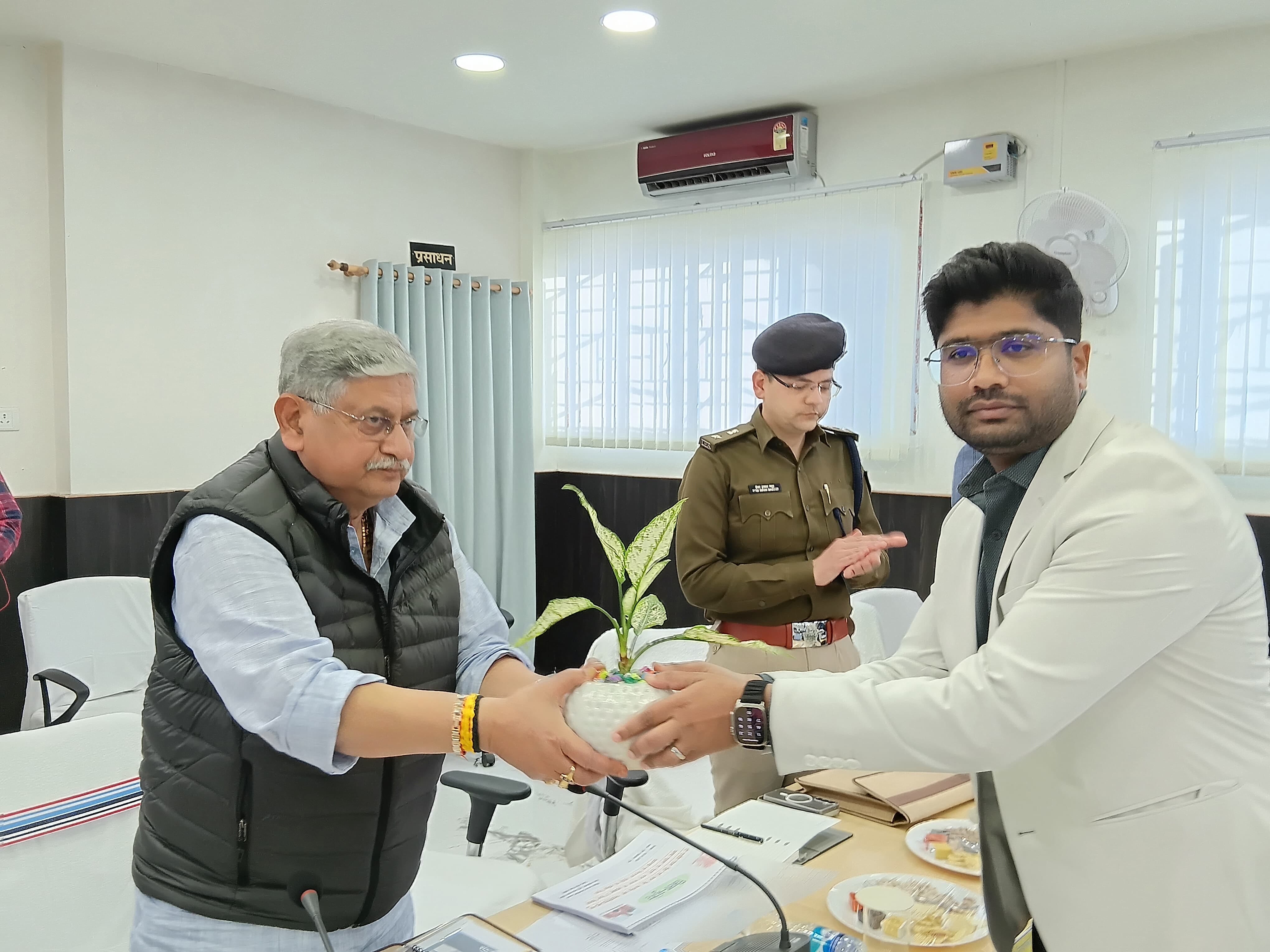 दिशा की बैठक में पहुंचे केंद्रीय मंत्री ललन सिंह।