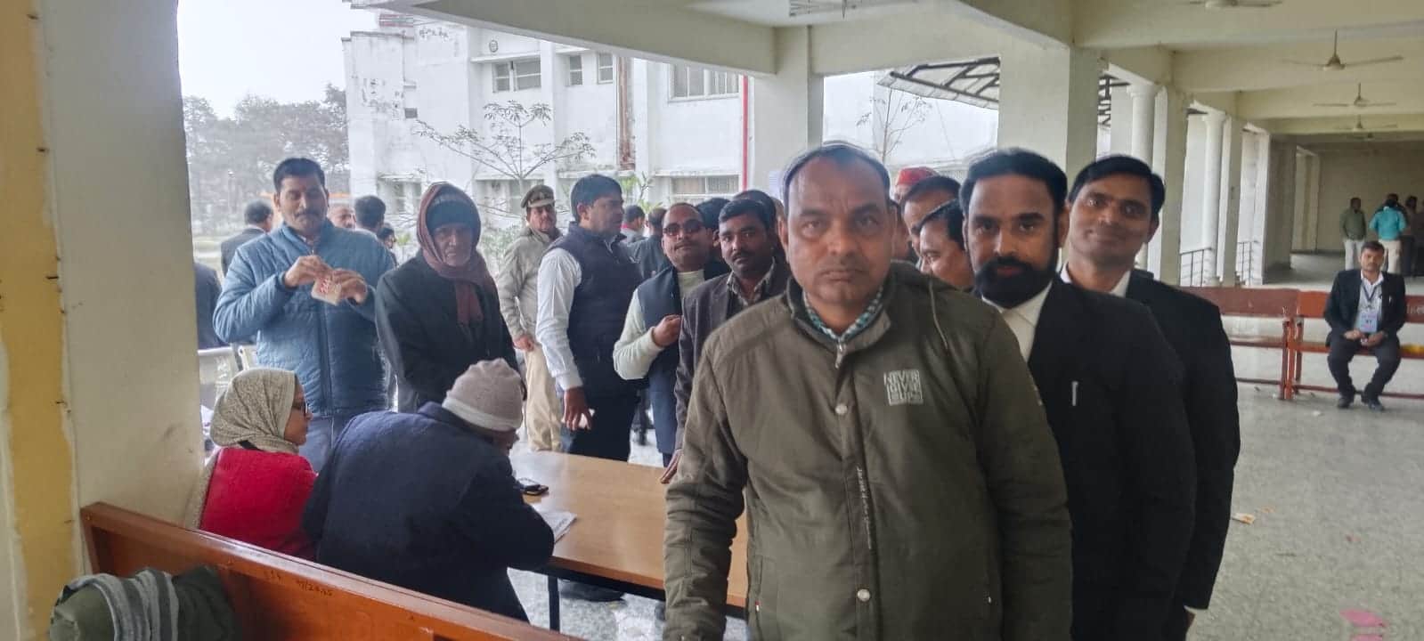 दीवानी न्यायालय परिसर में बार कौंसिल ऑफ उत्तर प्रदेश के लिए मतदान करने जाते अधिवक्ता