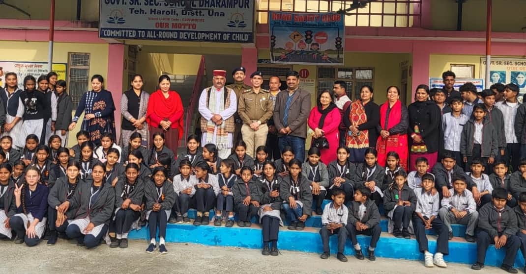धर्मपुर में बच्चों के साथ थाना प्रभारी सुनील सांख्यान। स्रोत संस्थान