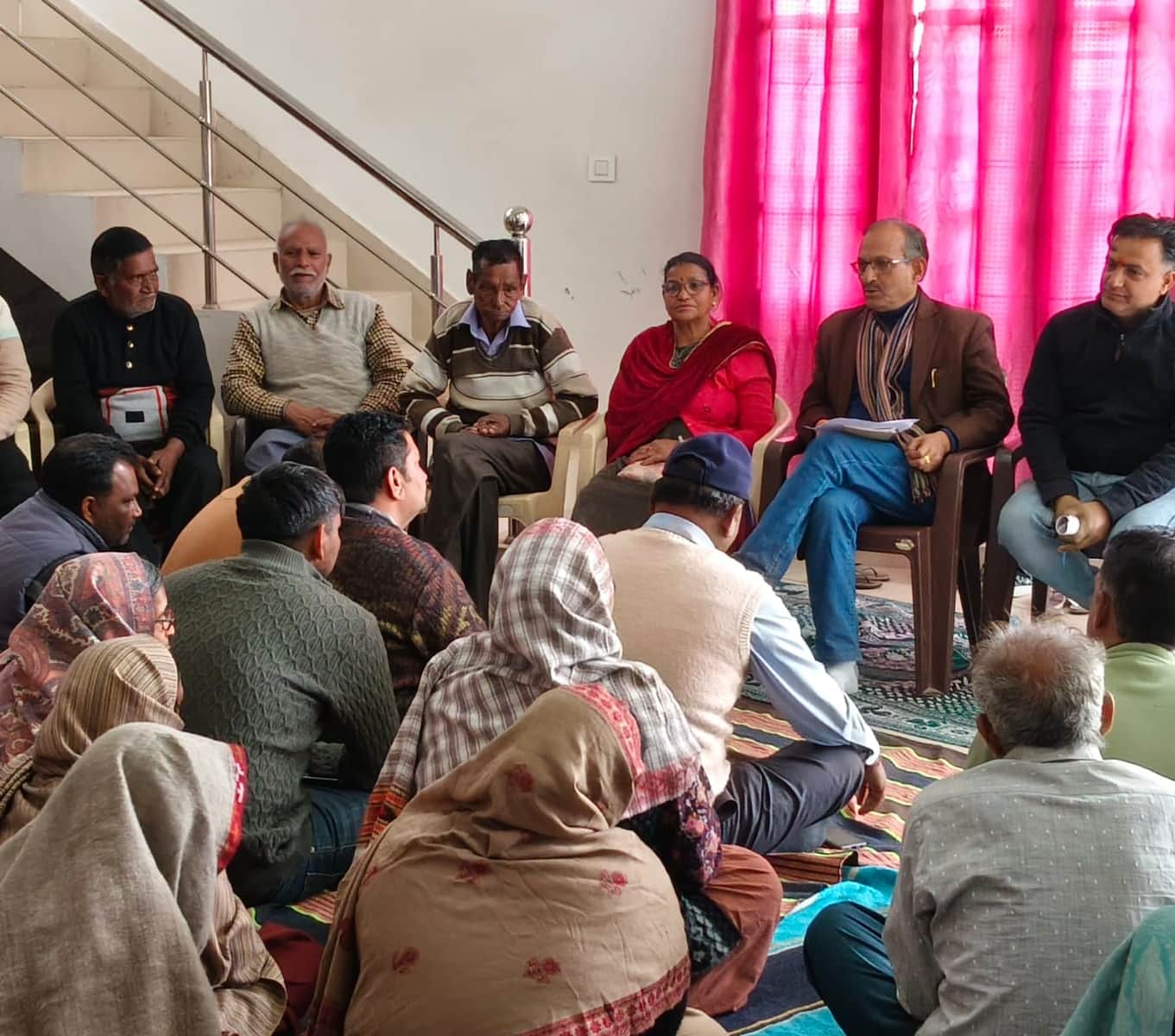 ऊना के बैहली मोहल्ला में लोगों से संवाद करते सतपाल सत्ती। स्रोत स्वयं