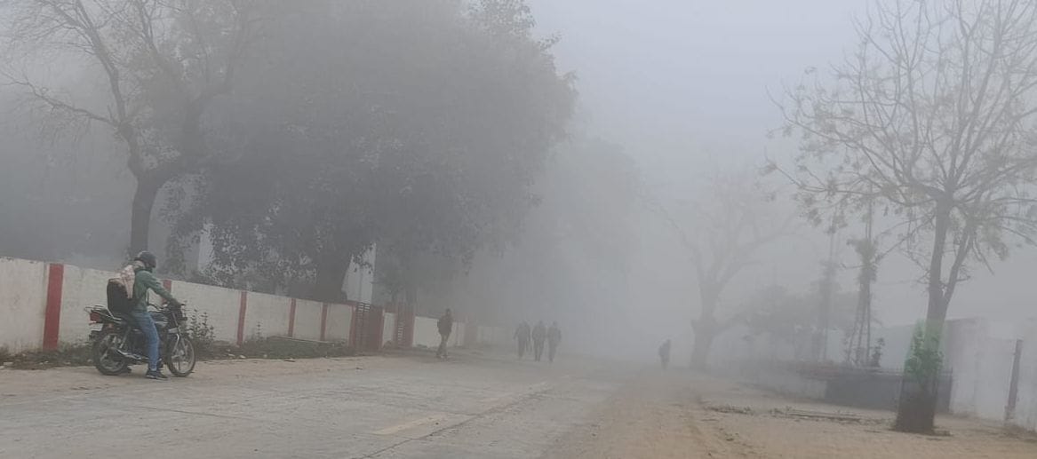 The fog that covered the area in the morning affected daily life.
