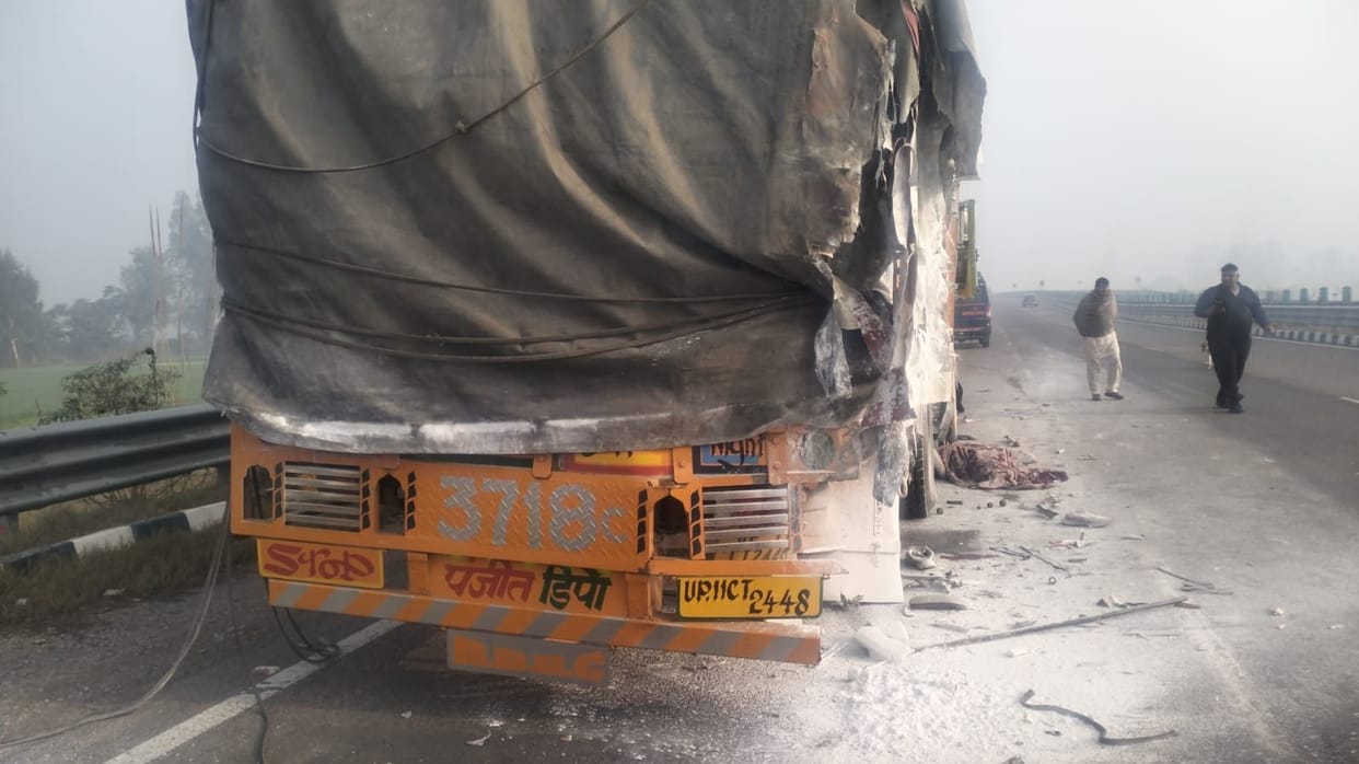 Two trucks collided in Julana; the driver who was changing a tire died.