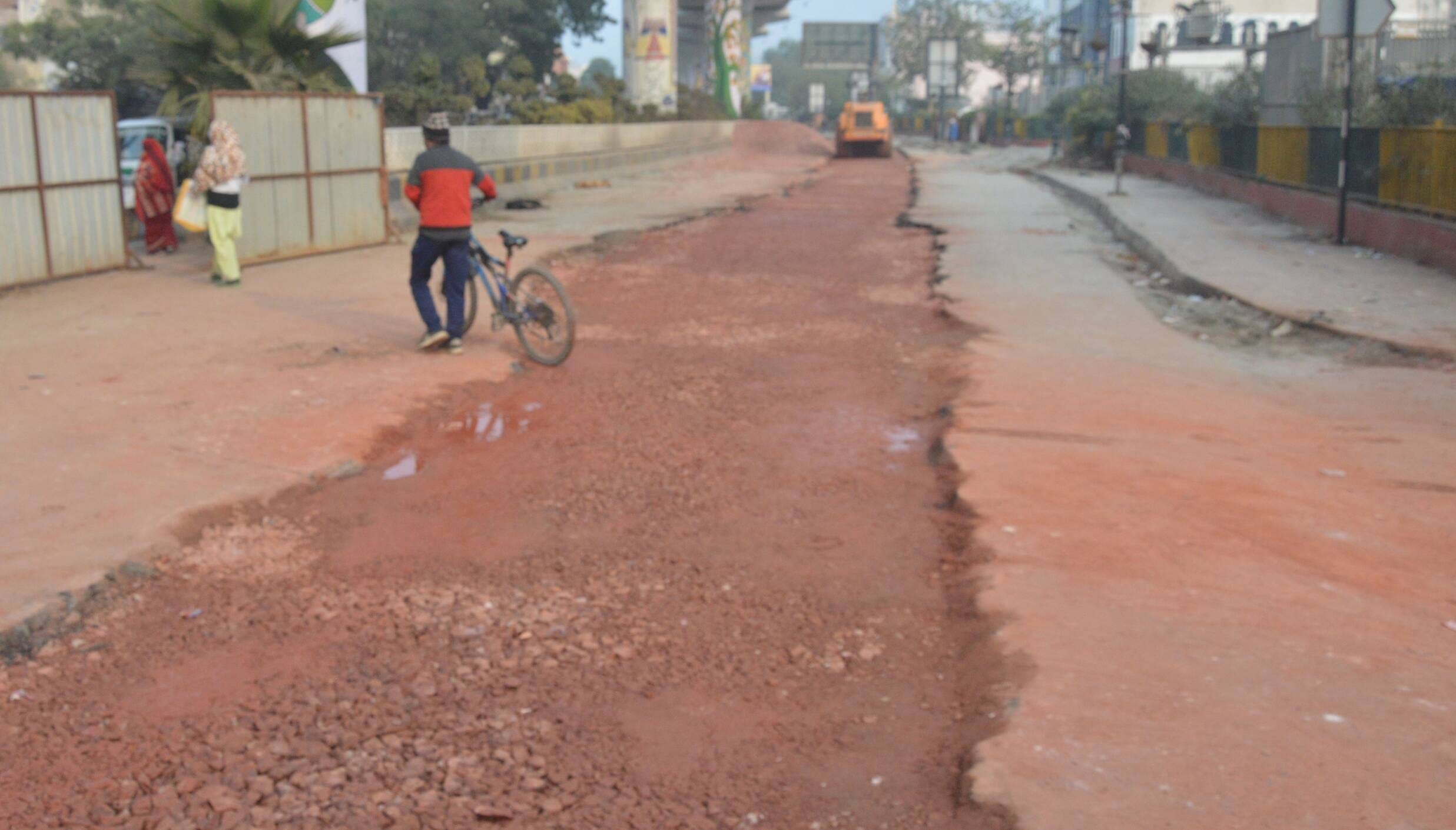 The work was to be completed in June, but 5 lakh people are facing traffic jams.