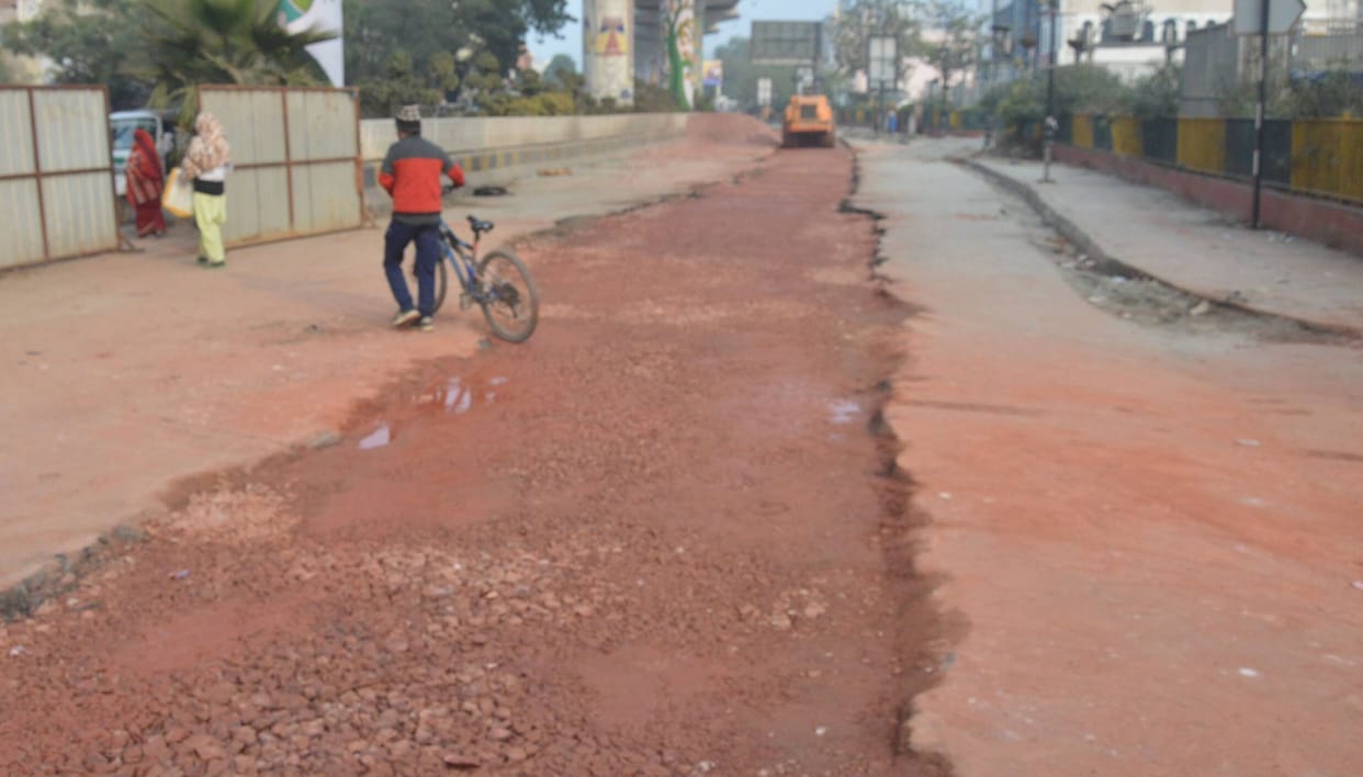 The work was to be completed in June, but 5 lakh people are facing traffic jams.